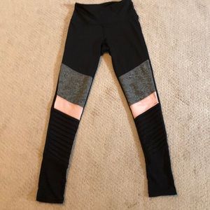 xs black leggings with pink and grey.
